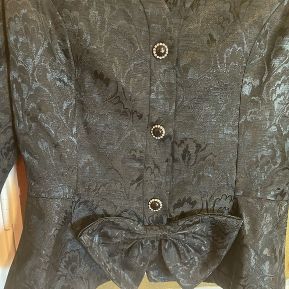 Black button top tailored fit with bow - Picture 3 of 4